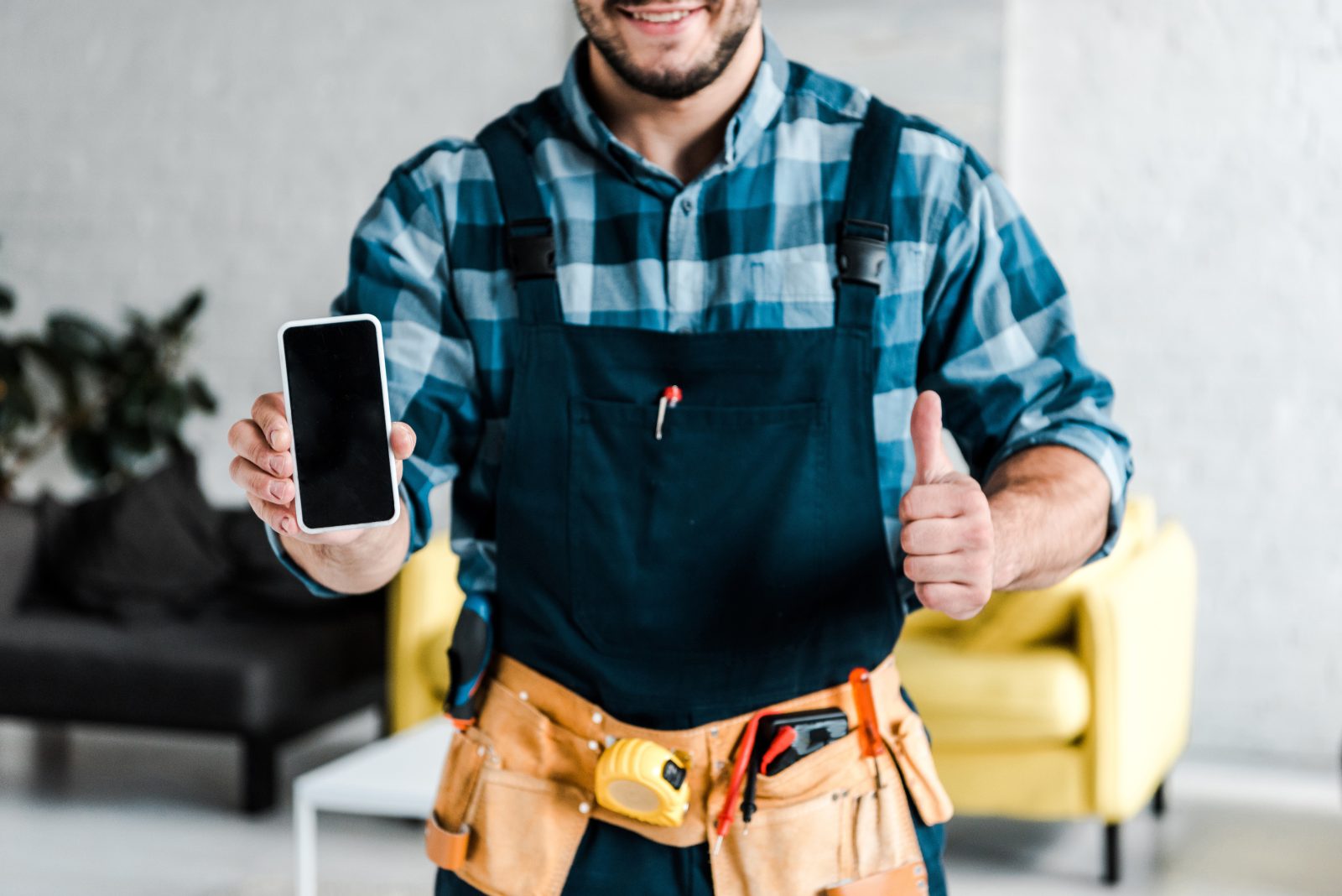 Technicien de dépannage consultant son ordre d'intervention sur son smartphone