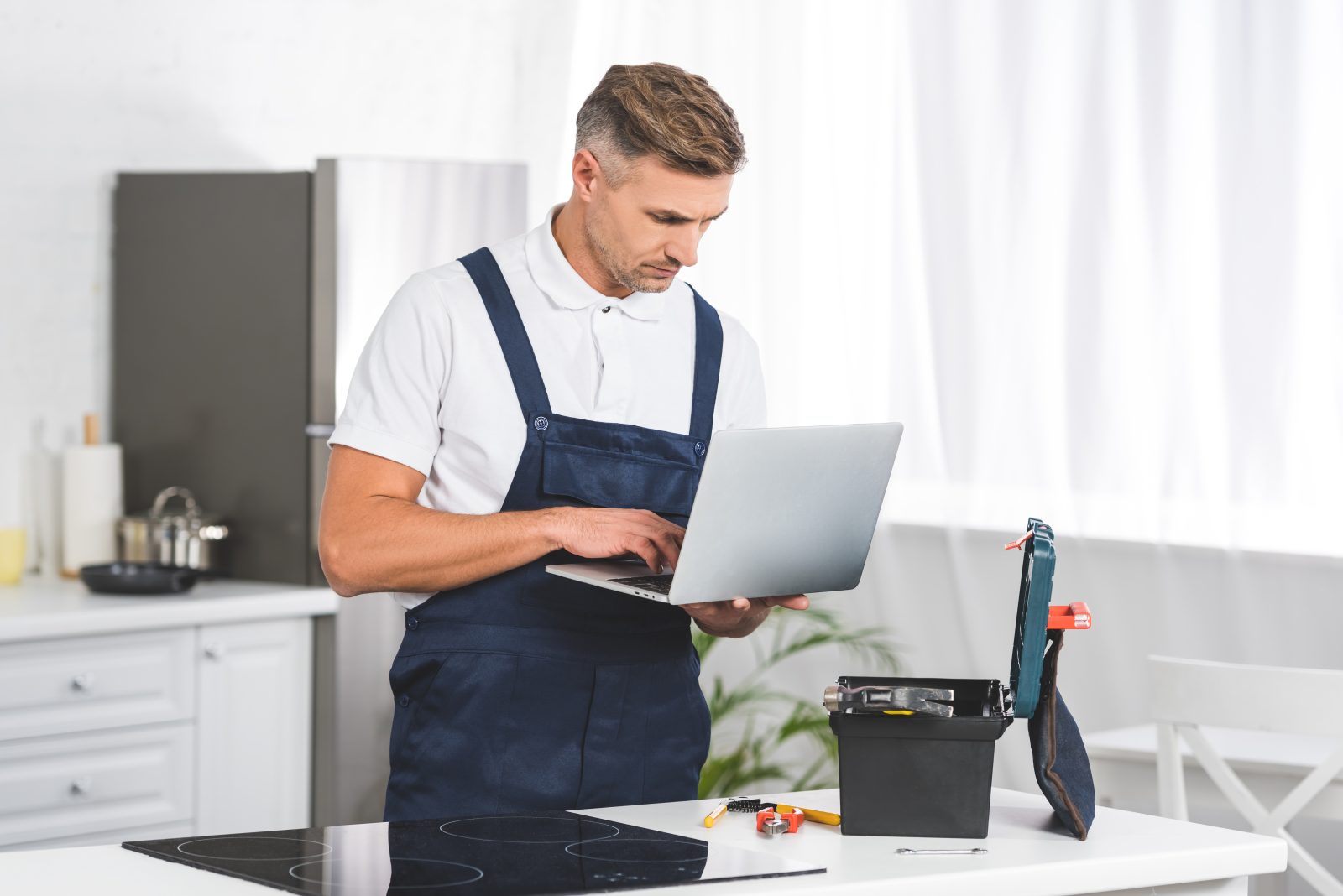 Artisan du bâtiment préparant la facturation électronique 2026 sur ordinateur