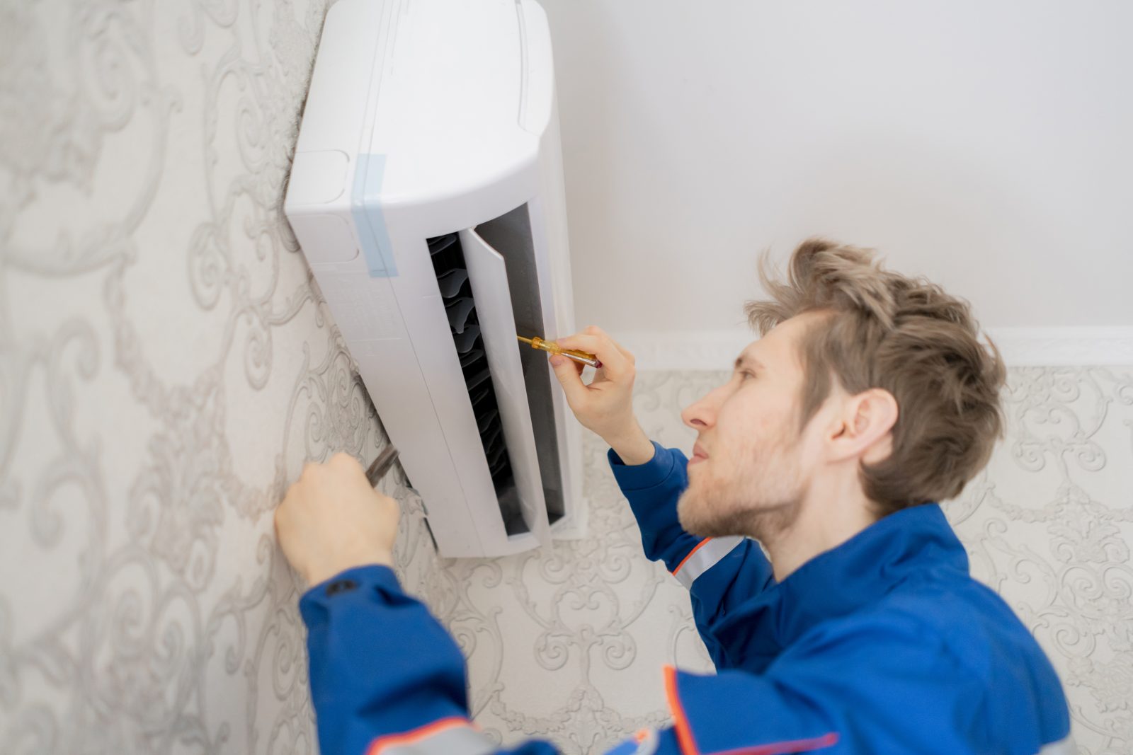 Climaticien réalisant un devis de climatisation sur un logiciel