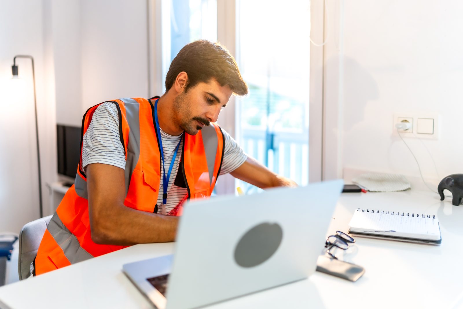 Technicien de dépannage joignable de nuit pour un service disponible 24 h/24