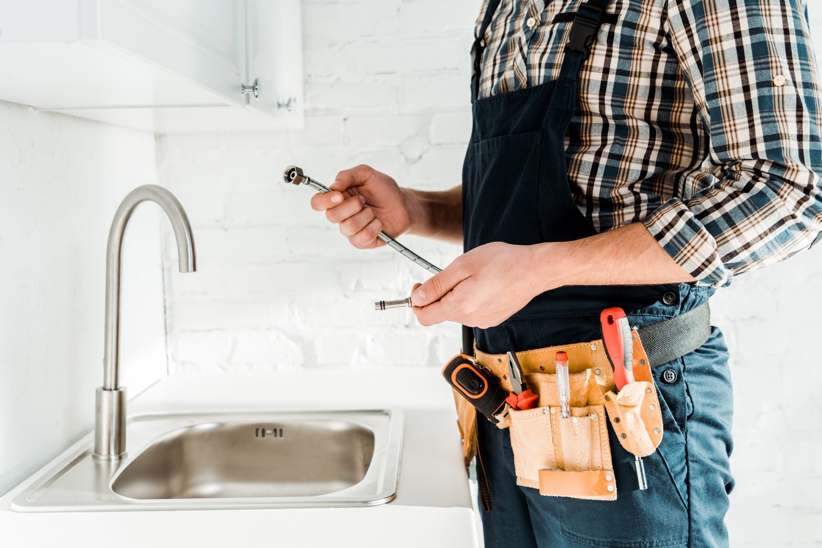 Plombier pilotant son entreprise avec un logiciel de gestion tout-en-un