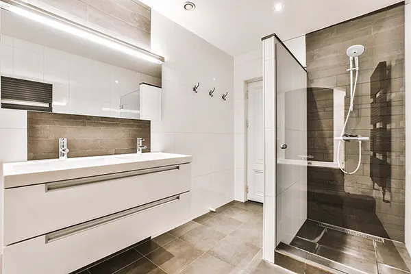 Salle de bain rénovée à Cannes